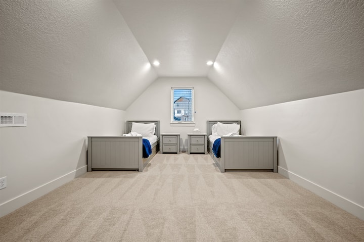 בקומה השלישית אפשר למצוא שתי מיטות נפרדות ושתי מיטות מתקפלות.