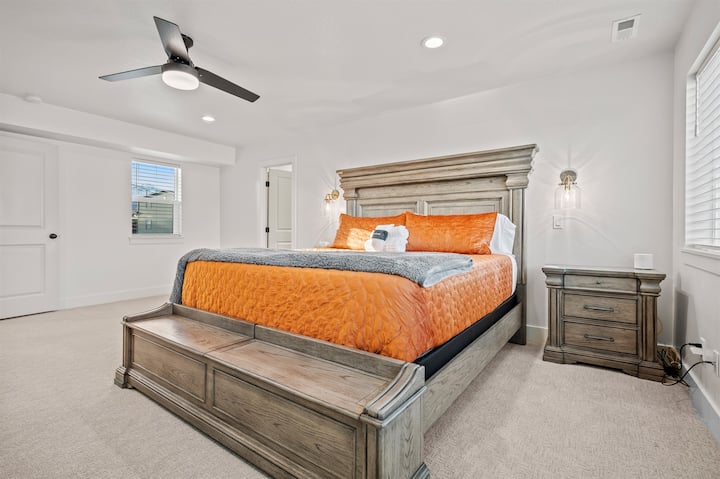 בסוויטת חדר השינה הראשי יש מיטת קינג סייז מפוארת ושפע של מקום אחסון.