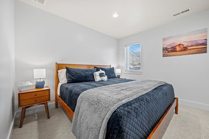 בחדר השינה השני למעלה יש גם מיטת קינג סייז מפוארת.