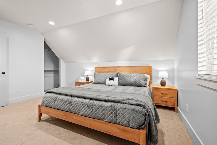 בחדר השינה בקומה השלישית יש מיטת קינג סייז.