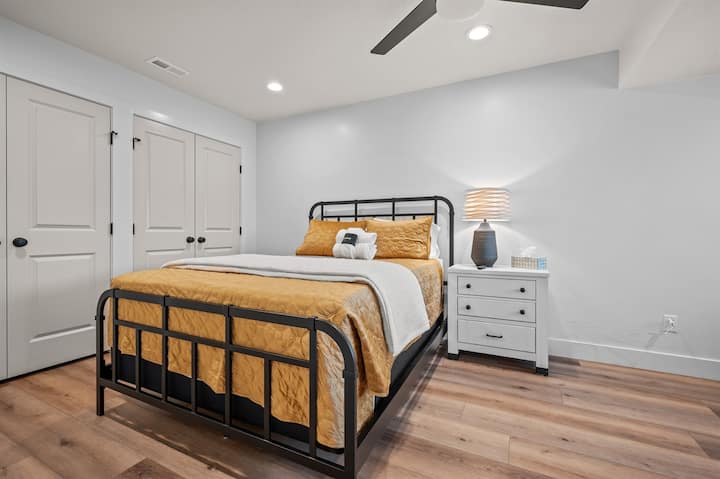 בחדר השינה בקומה התחתונה יש מיטת קווין סייז.