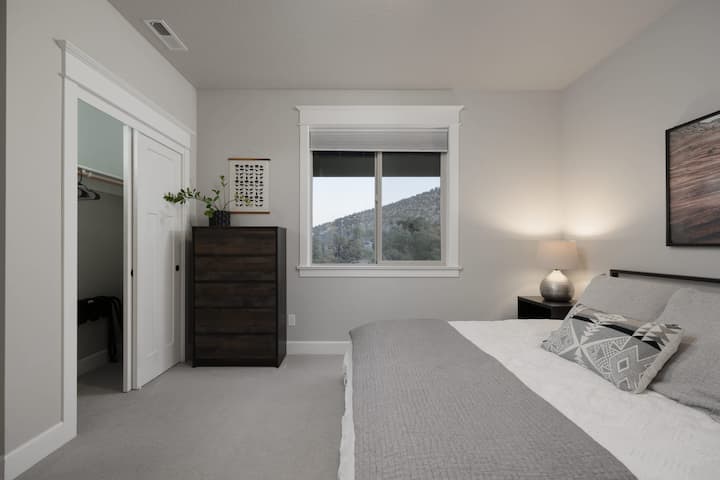 The second Jack & Jill suite boasts a comfy king-sized bed & great views