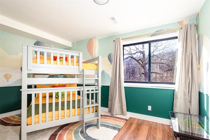A cheerful kids’ room inspired by Galena’s famous hot air balloons — perfect for family stays