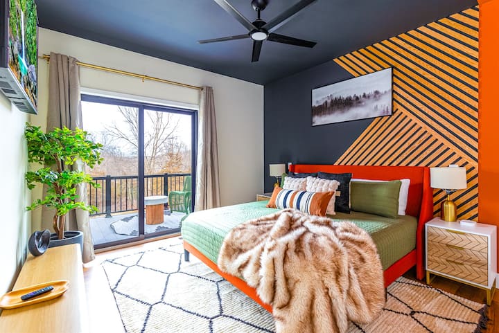 From late-night talks to slow mornings, the master bedroom at Casa de Galena is designed for moments that matter.