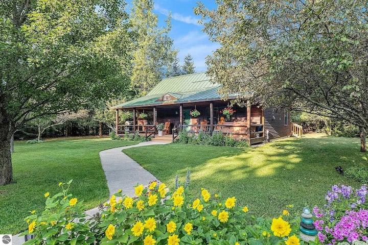 Majestic Maples Escapes | Hot Tub | Firepit