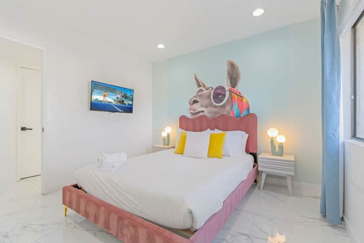 Dormitorio limpio y cómodo con decoración sencilla y un ambiente tranquilo para un sueño reparador.