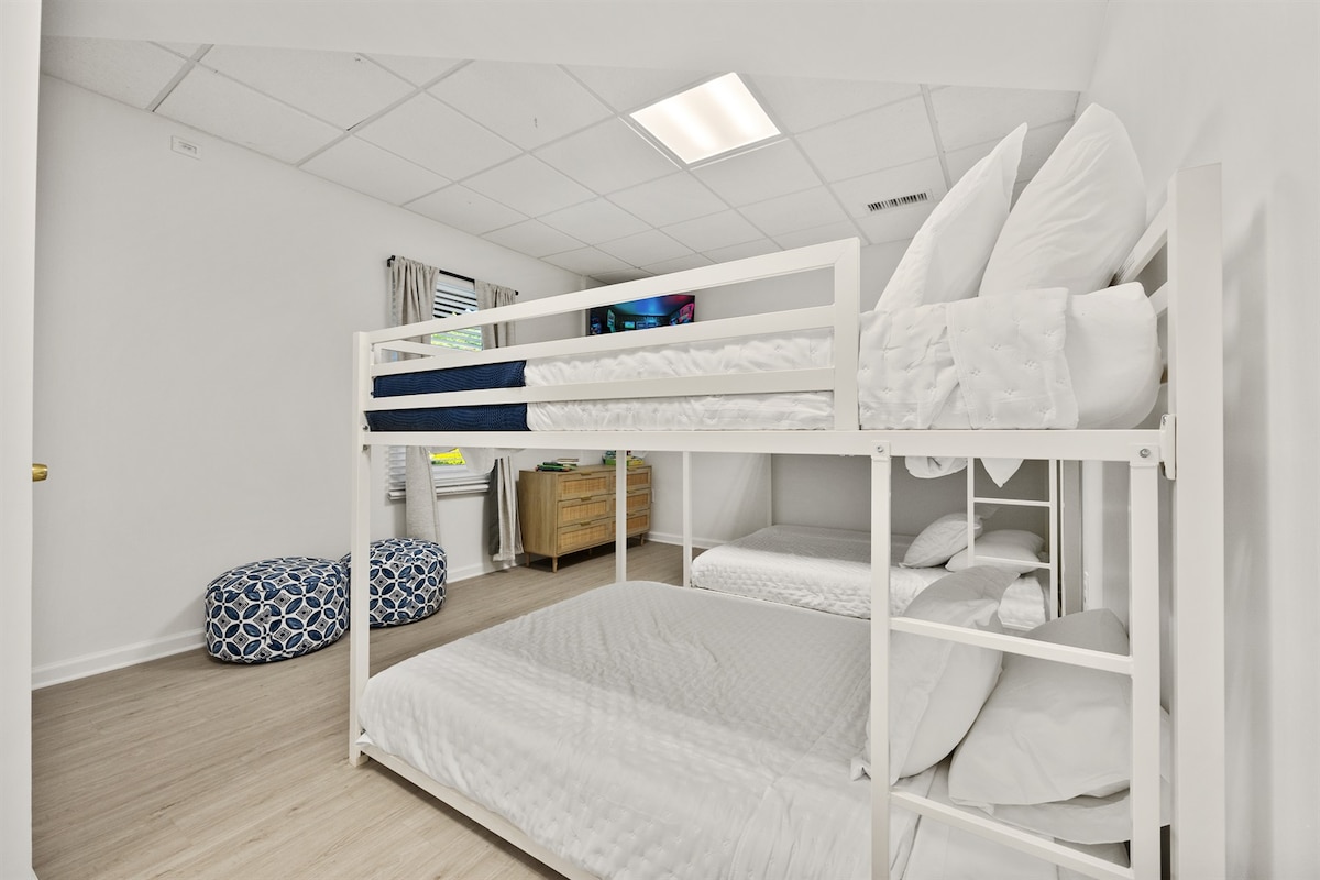 Mabanda mawili ya mapacha hufanya sehemu hii iwe mahali pazuri pa kulala, ikiwa na televisheni na sehemu ya kuchezea."