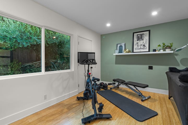 Dormitorio 4 - Sala de gimnasio con pelotón y pesas