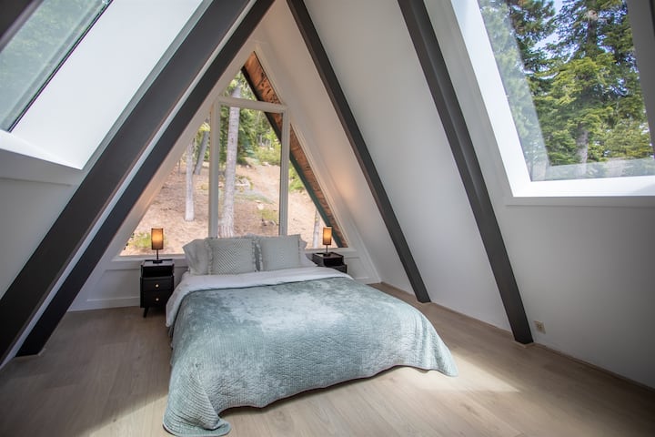 Druhá spálňa má výhľad na les a jazero.