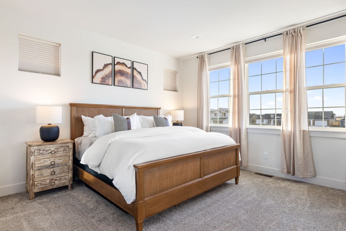 استمتع بنوم هانئ على هذا السرير الجذاب بحجم كينغ مع بياضات ممتازة ووسائد فاخرة وضوء طبيعي يتدفق من خلال نوافذ كبيرة