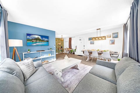 Modern Chic Getaway - Sleeps 10 - Palmwavestays