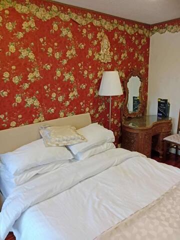 Luxury Waterfront House in London gallery image 5