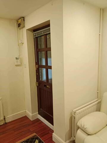 Luxury Waterfront House in London gallery image 3