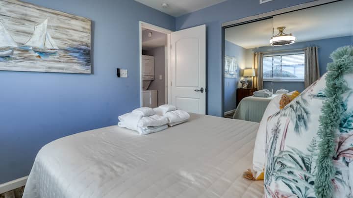 Гостинска спална соба со брачен и брачен кревет (широк 180-220 см