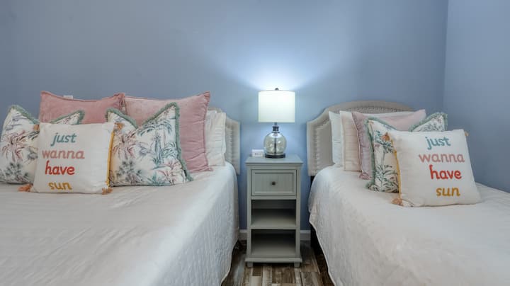 Гостинска спална соба со брачен и брачен кревет (широк 180-220 см