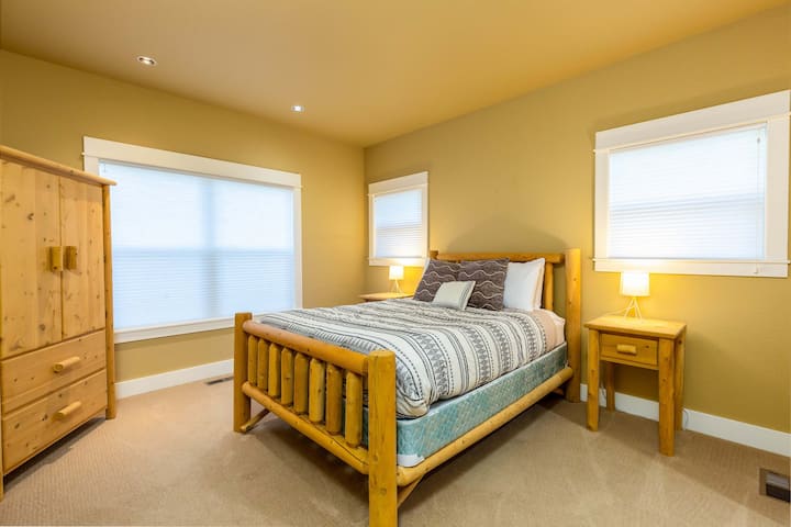 בחדר השינה האחרון למעלה יש מיטת קווין סייז.