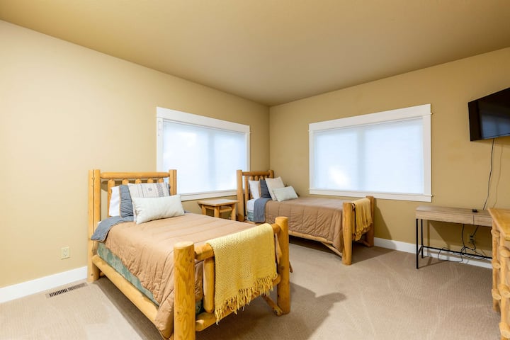 למעלה יש שתי מיטות נפרדות עם הרבה חדרים וטלוויזיה גם כן.