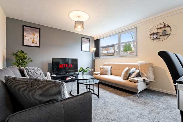 Charming 3 Bedroom House In Birmingham Sleeps 7 - The Royal Town of Sutton Coldfield