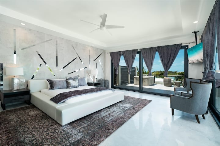 Horizon Beachfront Villa - Master Bedroom