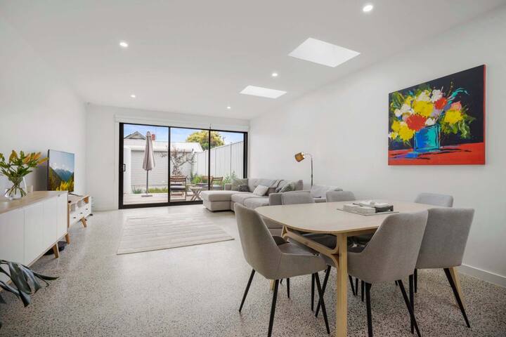 Peaceful Retreat with Backyard in Brunswick East gallery image 2