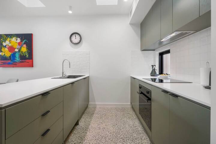 Peaceful Retreat with Backyard in Brunswick East gallery image 4