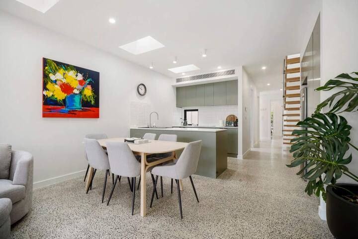 Peaceful Retreat with Backyard in Brunswick East gallery image 3