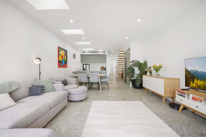 Peaceful Retreat with Backyard in Brunswick East