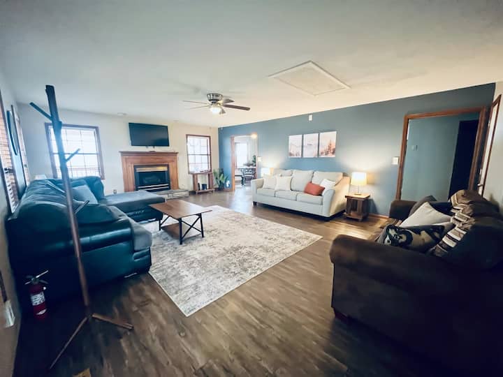 Spacious Home •Pet Friendly •Mtn Views & Firepit - Knoxville, TN