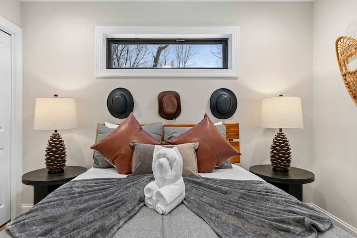 El encanto rústico se encuentra con la comodidad de la boutique en este acogedor dormitorio. Los tonos terrosos, la iluminación suave y la decoración única crean un ambiente cálido y relajante.