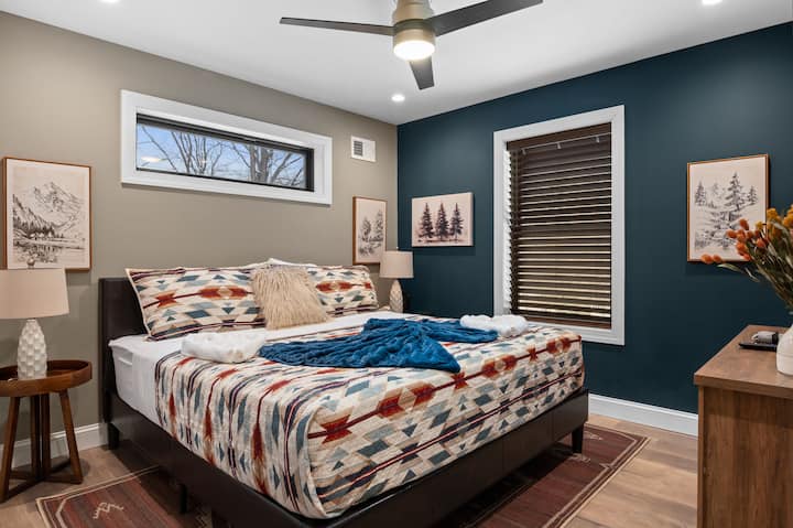 La ropa de cama inspirada en el suroeste y una rica pared decorativa crean un espacio cálido y acogedor para una noche de sueño reparador.