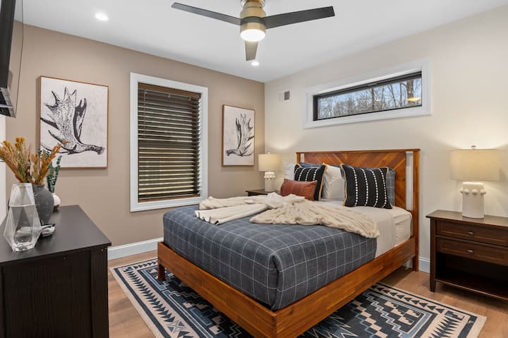 Un refugio acogedor y elegante con una cama de madera cálida, ropa de cama suave y neutral y decoración rústica. La luz natural y los detalles atentos hacen de este el lugar perfecto para relajarte.