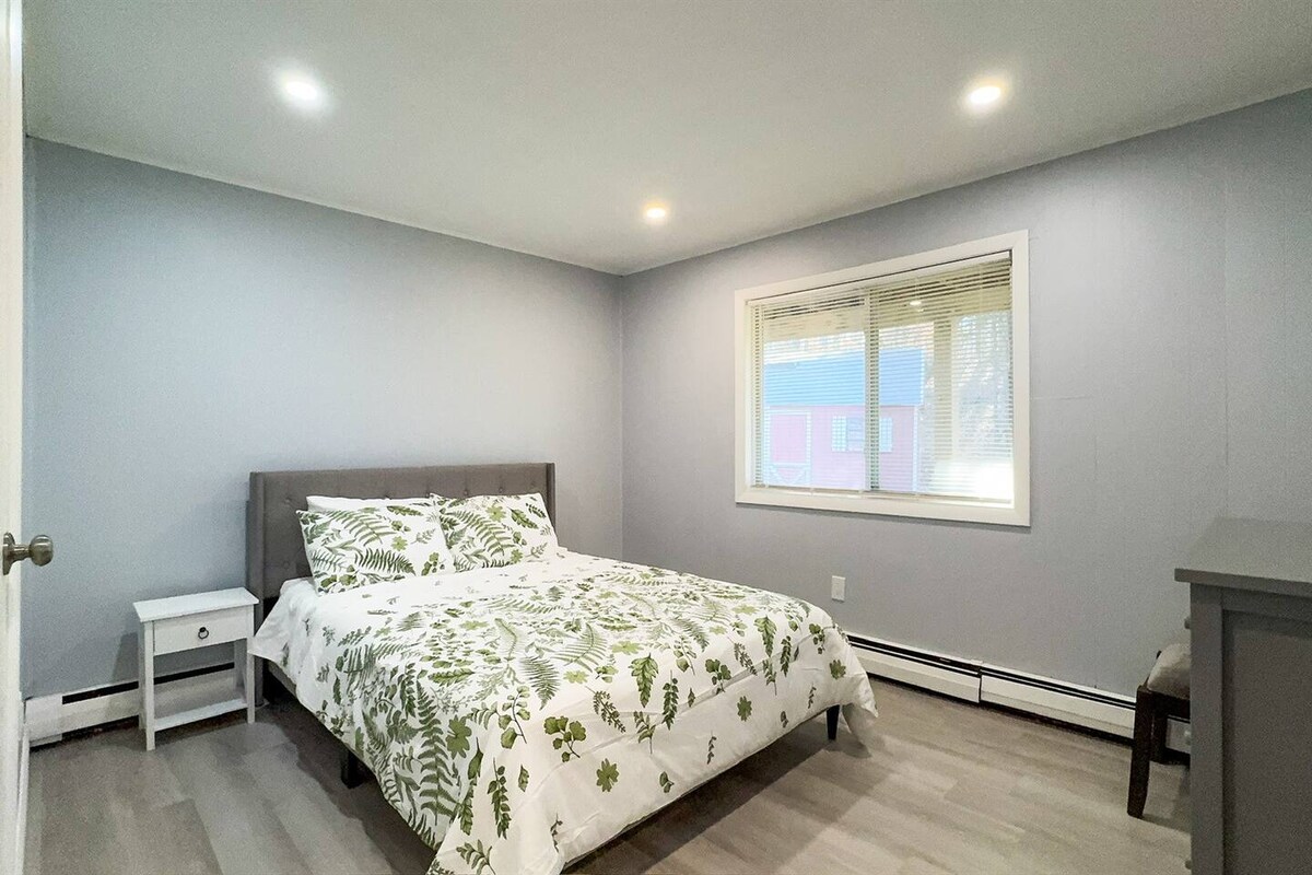 Dormitorio tamaño queen con armario y cómoda