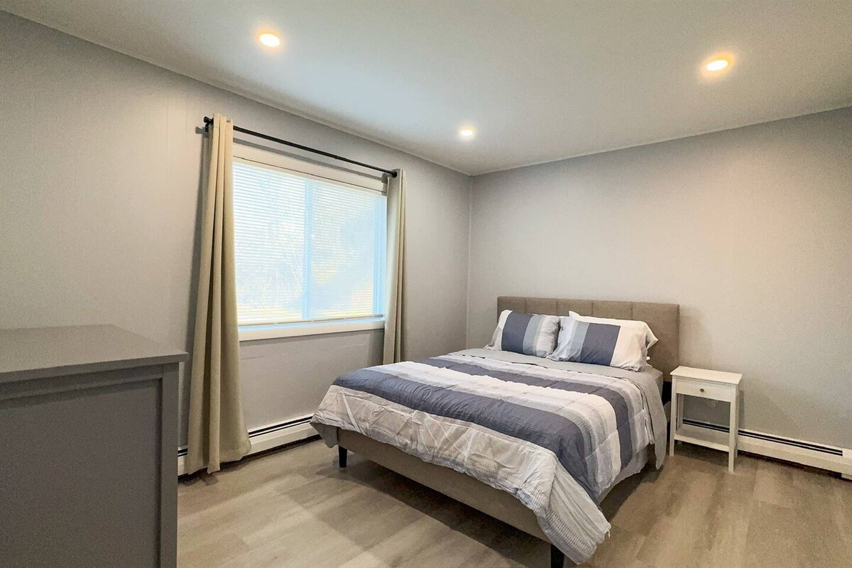 Segundo dormitorio tamaño Queens con armario y cómoda