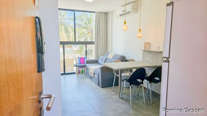 Entrada al apartamento con cerradura electrónica y vistas al salón