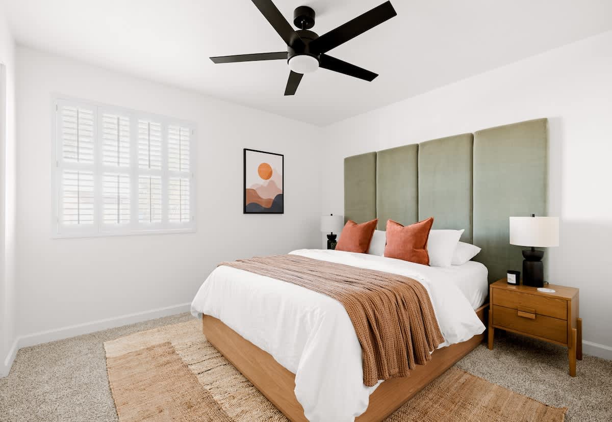 Este acogedor dormitorio incluye una cama tamaño queen, un televisor inteligente de 50 pulgadas y un ventilador de techo, que proporciona un espacio relajante para descansar después de un largo día.