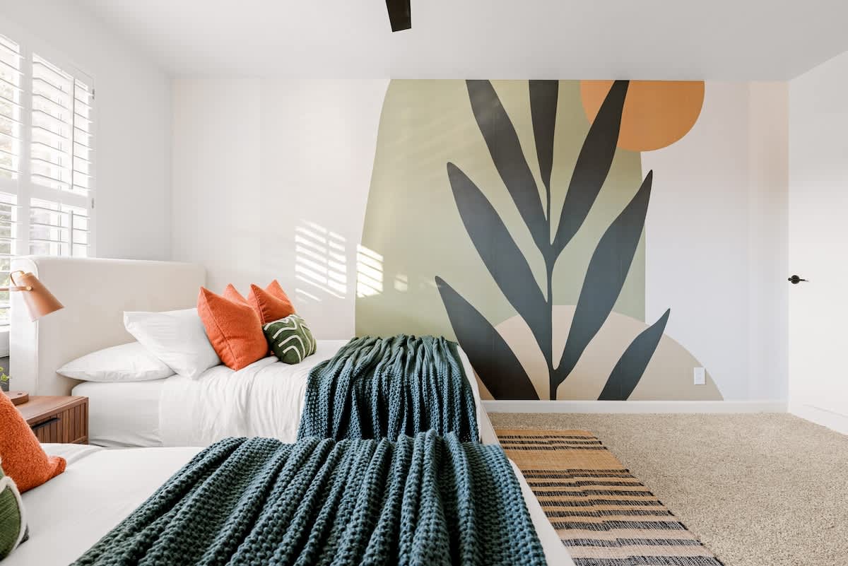 Ideal para viajeros en grupo, esta habitación ofrece dos camas de tamaño completo y un espacio de trabajo designado con un escritorio para aquellos que necesitan ponerse al día con el trabajo.