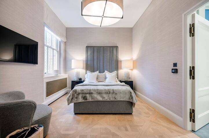 Exclusive two bedroom apartment in Mayfair gallery image 2