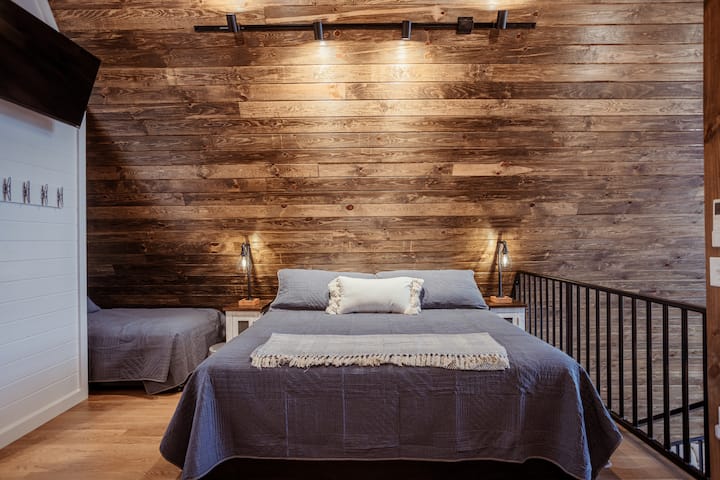 Брачен кревет (широк 150-179 см) во поткровје за спиење.