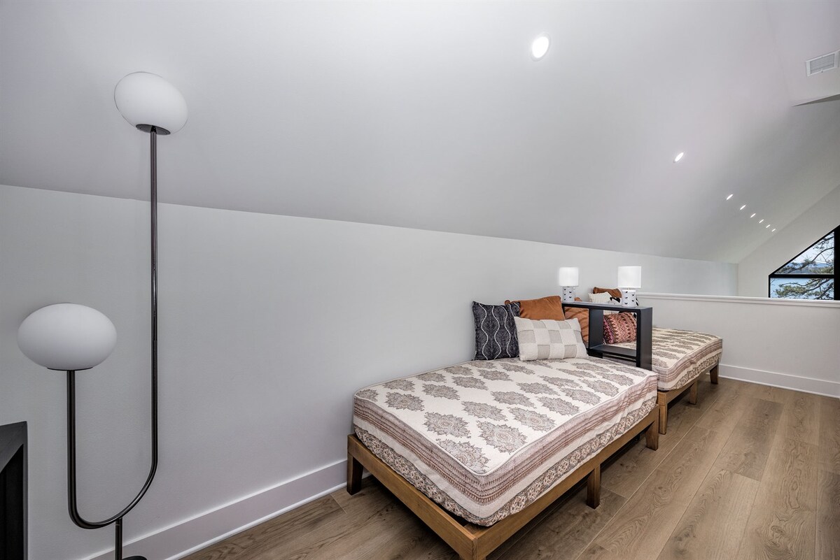 Ky ulje e dytë në katin e sipërm përmban dy krevate dopio, ideale për adoleshentë, vizitorë shtesë ose biseda natën vonë.