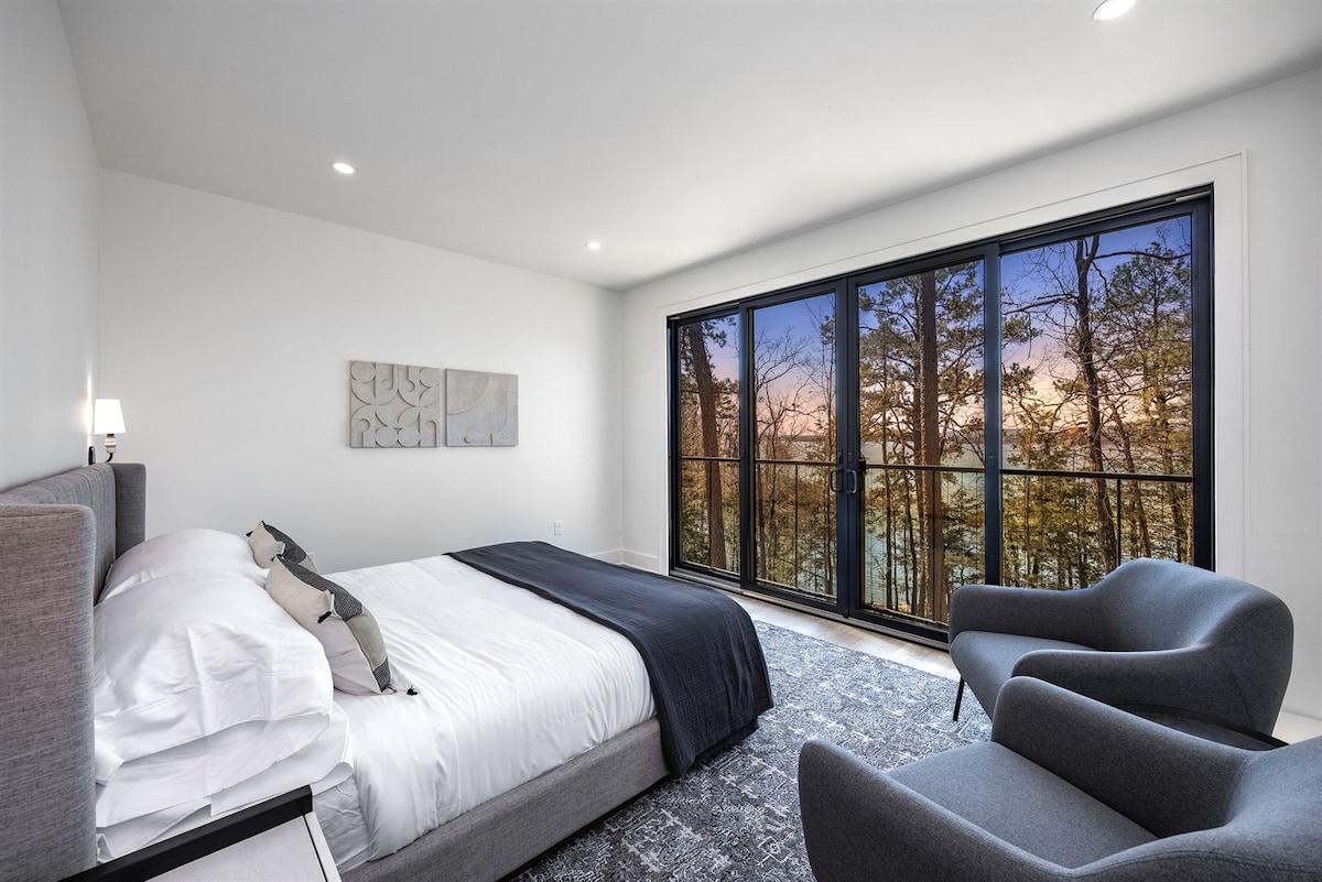 Zgjohu me pamje të qetë nga liqeni në majë të pemës në këtë suitë të qetë mbretërore me rehati moderne dhe pamje të drejtpërdrejtë të liqenit përmes dyerve rrëshqitëse të ballkonit prej xhami që sjellin pjesën e jashtme.