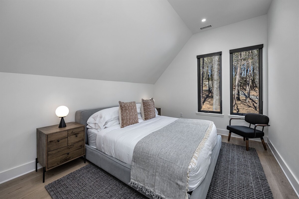  Një suitë e rehatshme "king" në katin e sipërm me pamje të qetë nga pylli dhe rehati të thjeshtë dhe të sofistikuar.