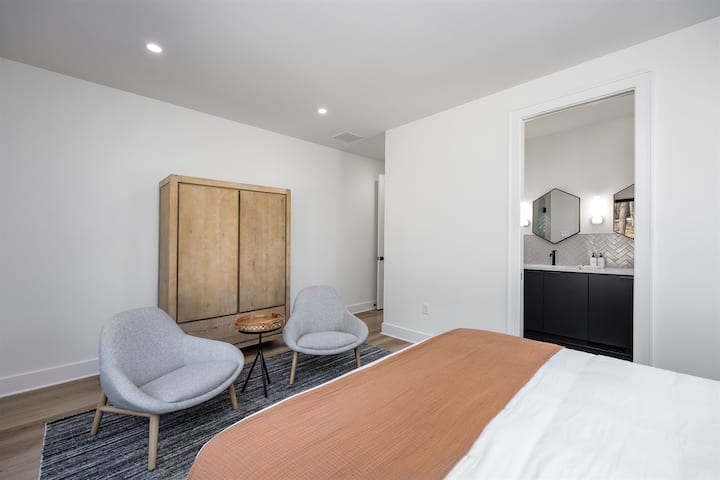 Um quarto king com vista para a floresta e toque artístico, projetado para descanso, aconchego e estilo.