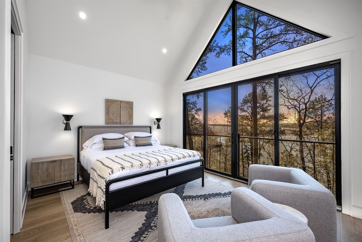 Tavanet me hark, pamjet e liqenit dhe detajet e stilistit e bëjnë këtë dhomë gjumi mbretërore të preferuar për vizitorët.