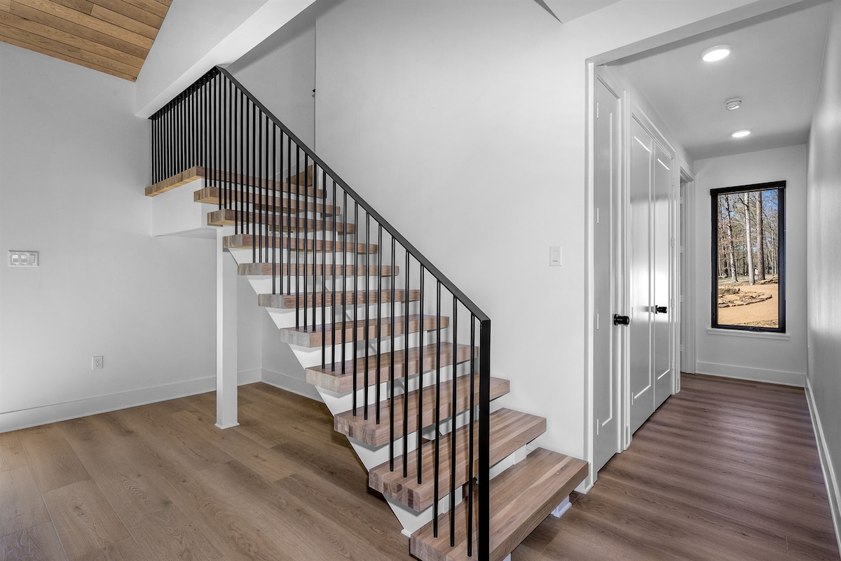 Shkallët e hapura shtojnë bukuri arkitekturore dhe lidhin katet e sipërme dhe të poshtme të bollshme të banesës.