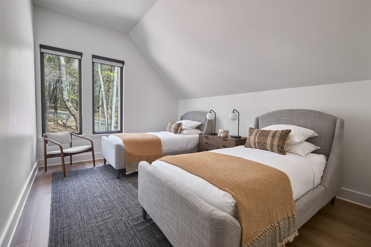 Dy krevate dopio në këtë dhomë gjumi magjepsëse në katin e sipërm, të përsosura për fëmijët, kushërinjtë ose miqtë për t 'u mbledhur së bashku