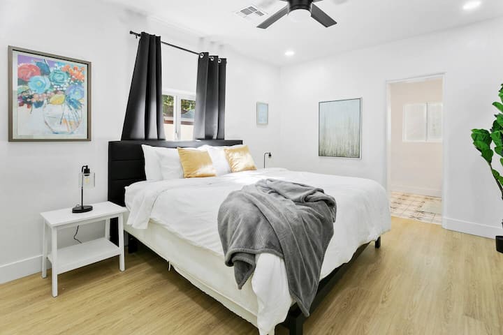 ห้องนอน #3 ในบ้านหลักมีเตียงคิงไซส์ที่สะดวกสบายให้สถานที่พักผ่อนที่ผ่อนคลายสำหรับผู้เข้าพัก