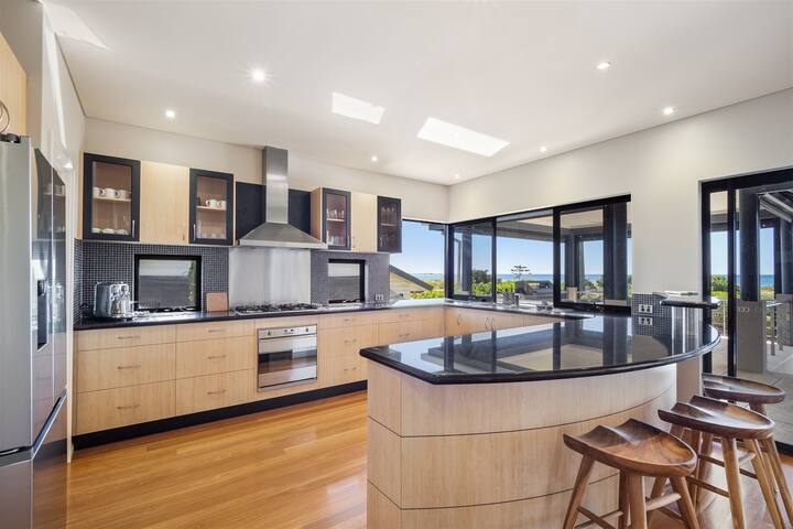 Tides Edge—Stunning Pool House by the Beach gallery image 5