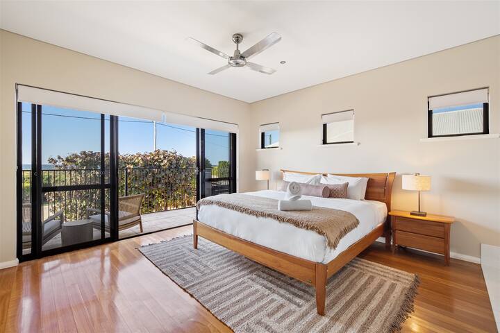 Tides Edge—Stunning Pool House by the Beach gallery image 4