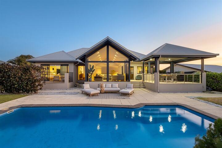 Tides Edge—Stunning Pool House by the Beach gallery image 2