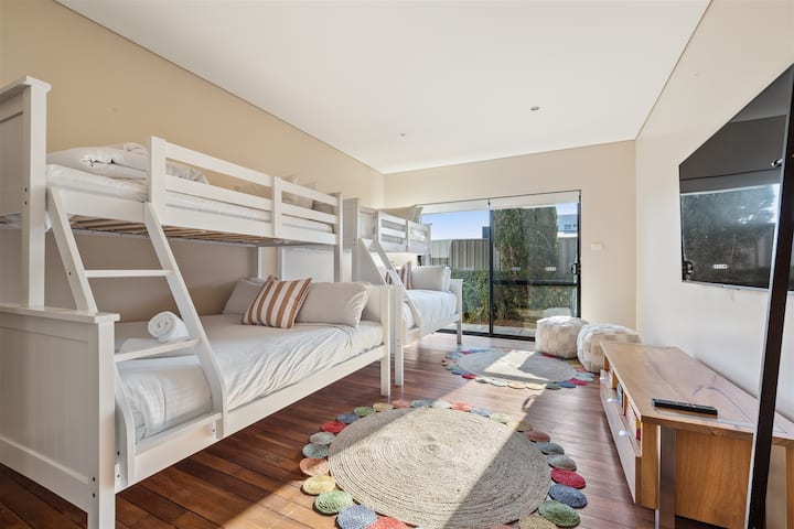 Ფუნქციური ორსართულიანი ოთახი არის ნათელი და ჰაეროვანი სივრცე, რომელიც ოთხ სტუმარს იტევს და პირდაპირ გარე წვდომას გთავაზობთ.